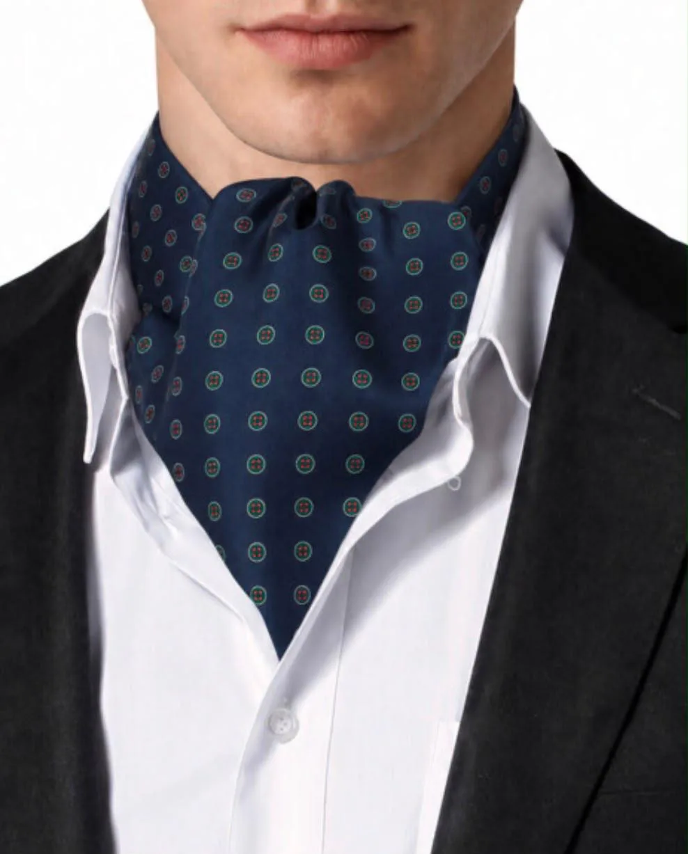 Ascot indossato con camicia bianca