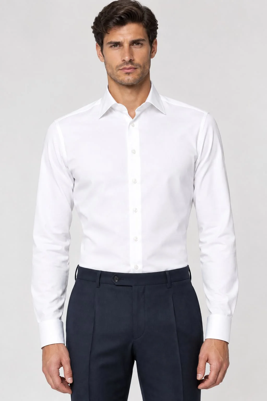 Camicia bianca indossata con pantaloni scuri