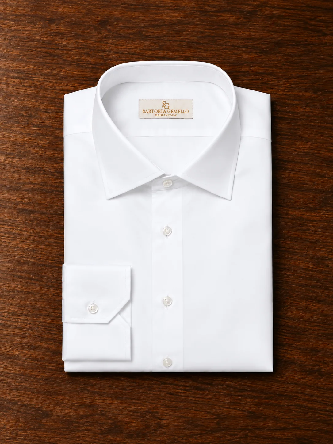 Camicia bianca piegata, con collo e polso in vista