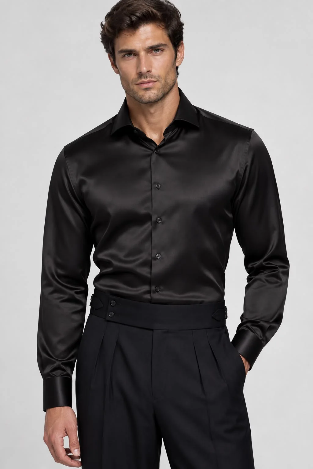 Camicia nera indossata con pantaloni neri