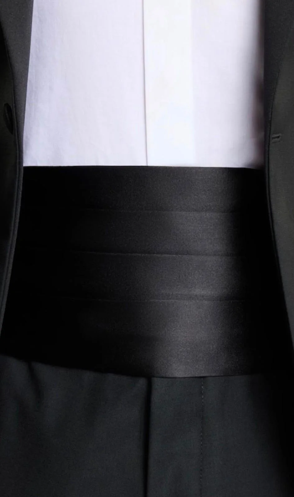 Fascia nera indossata con smoking e camicia bianca