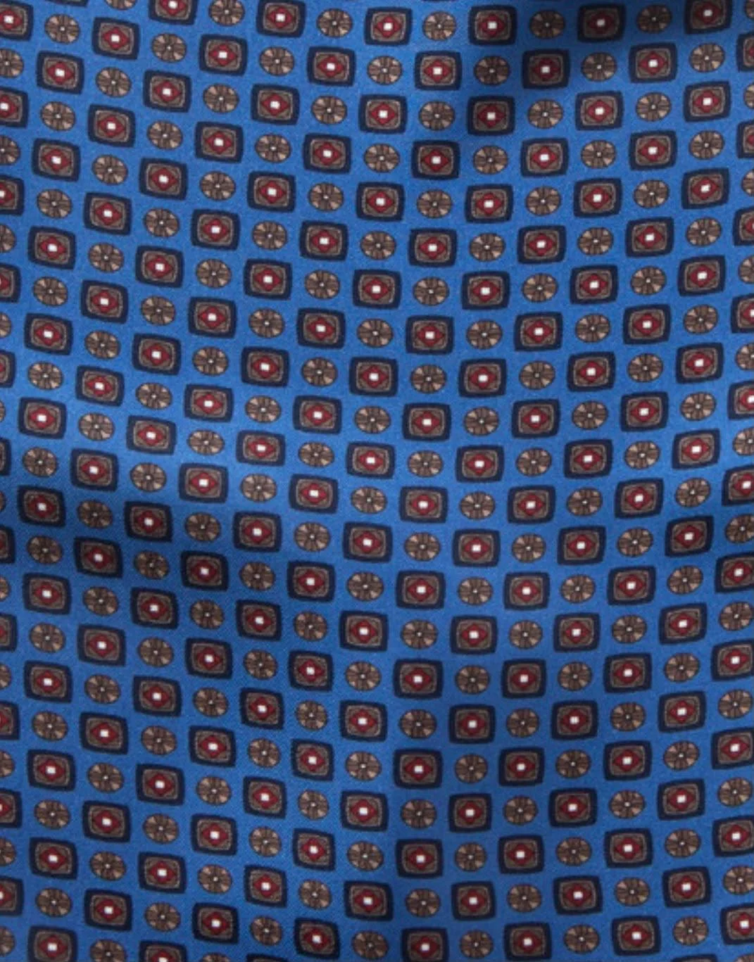 Dettaglio della fantasia geometrica del foulard blu