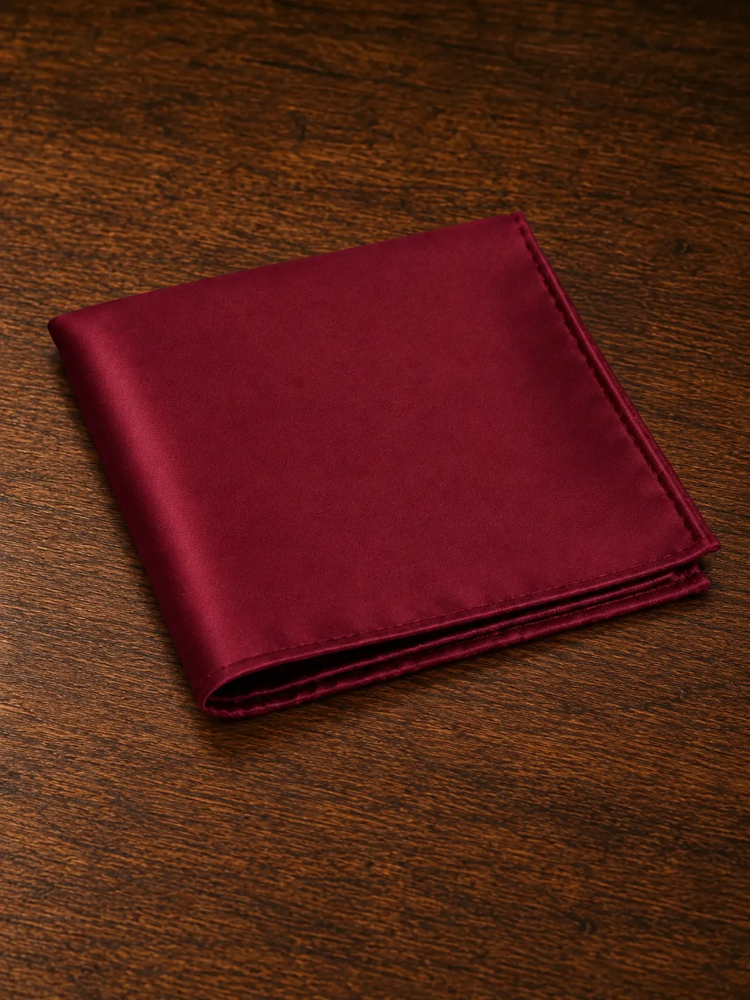 Dettaglio della pochette bordeaux