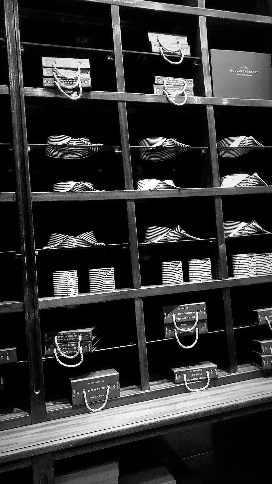 Camicie e campionari negli scaffali della sartoria