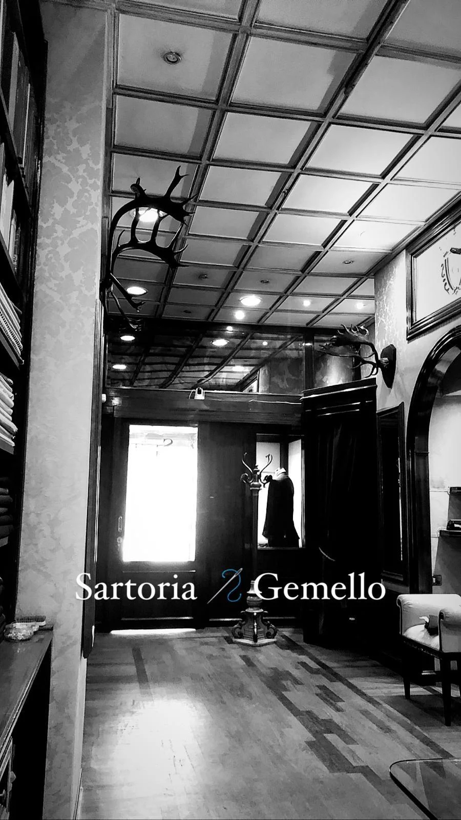 Ingresso della sartoria in bianco e nero