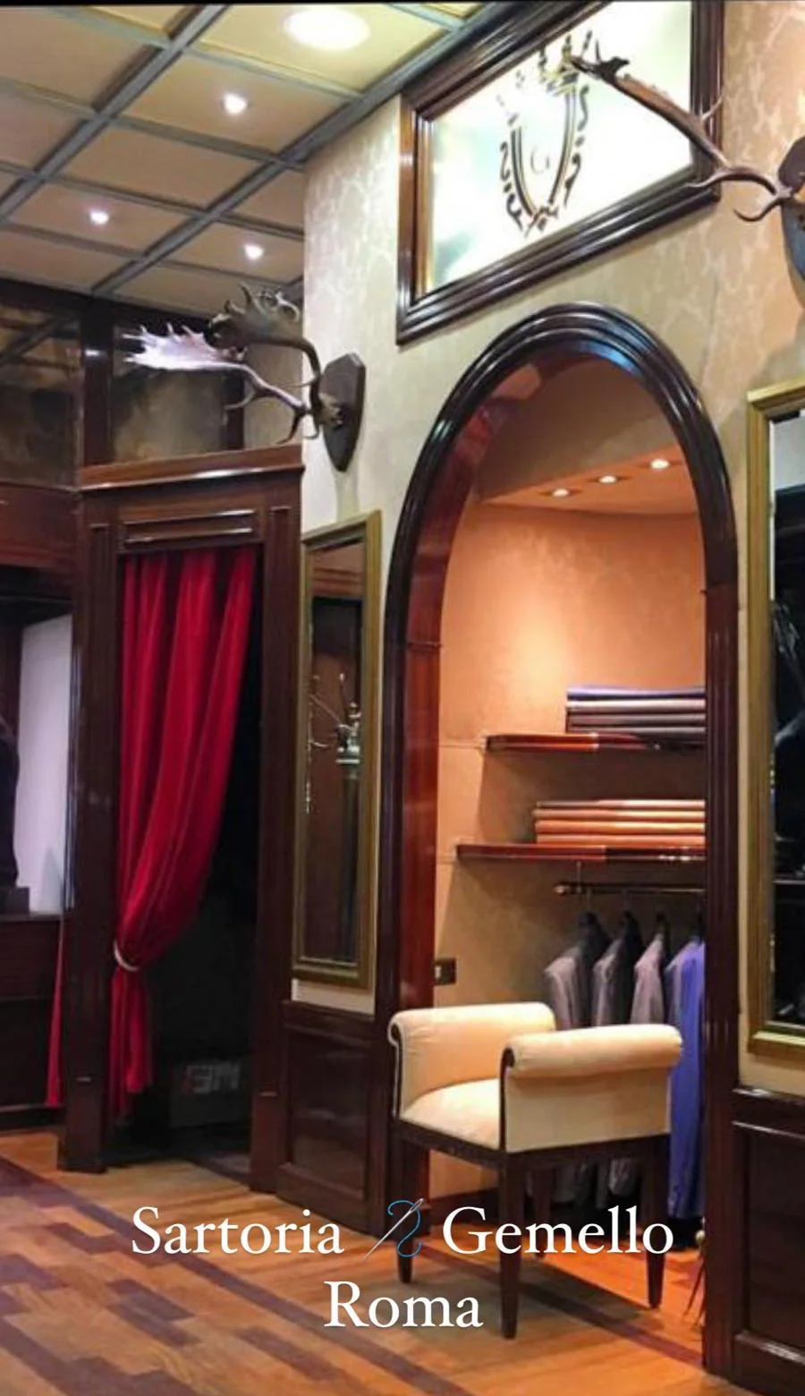 Interno della sartoria di Roma con poltrona e campionari