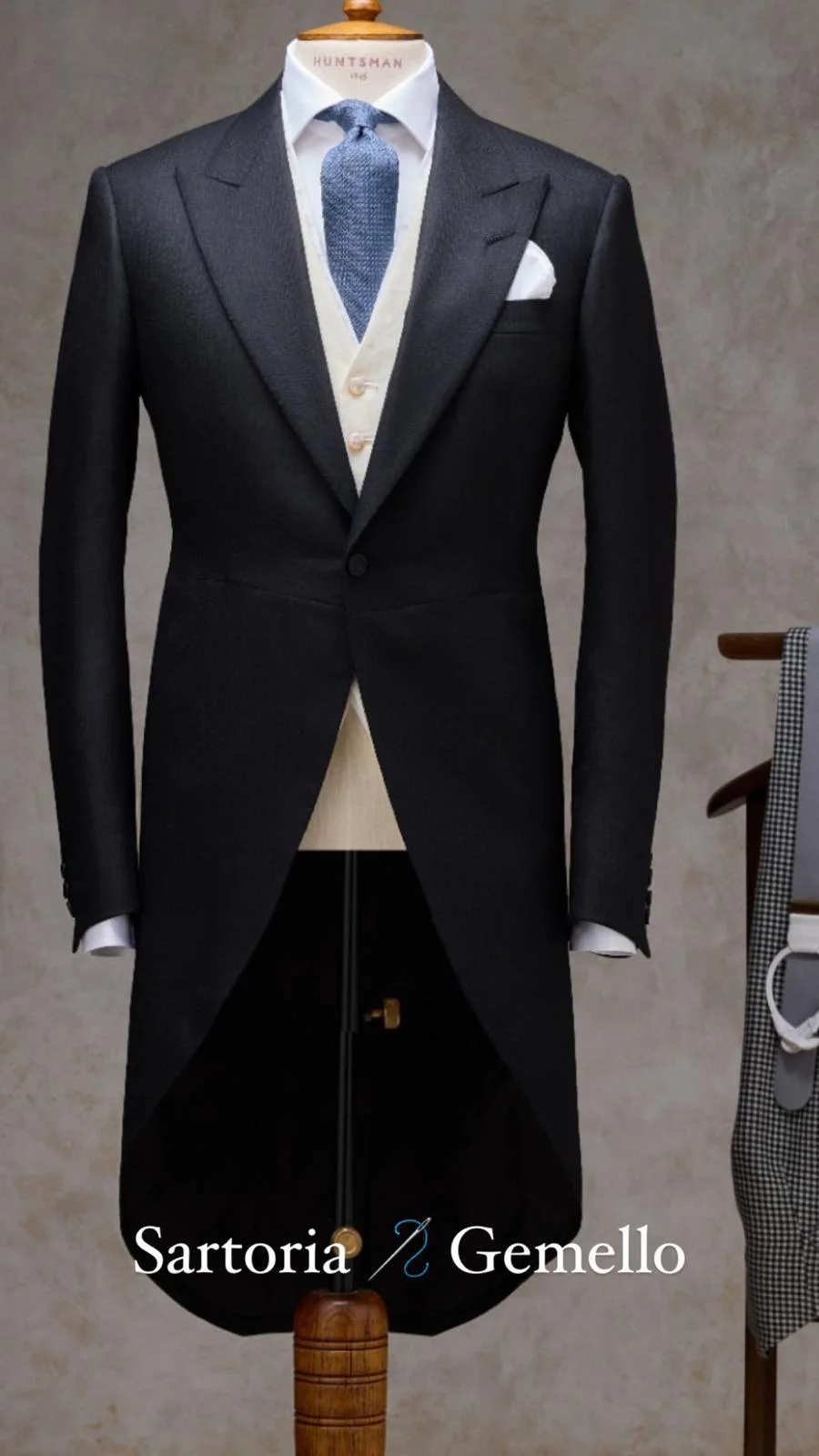 Tight scuro su manichino con gilet chiaro e cravatta azzurra